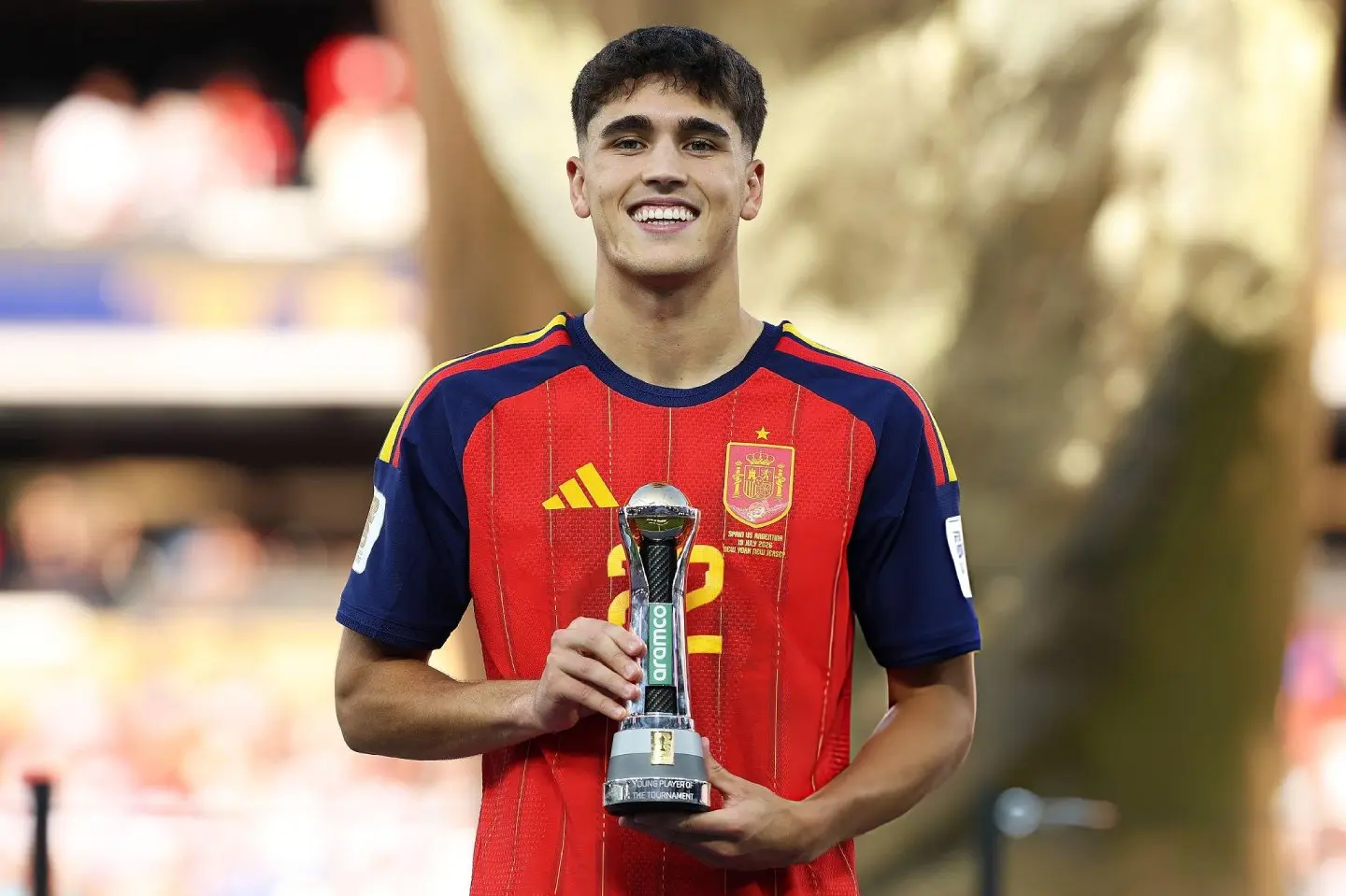 Pau Cubarsí winning the Young Player award