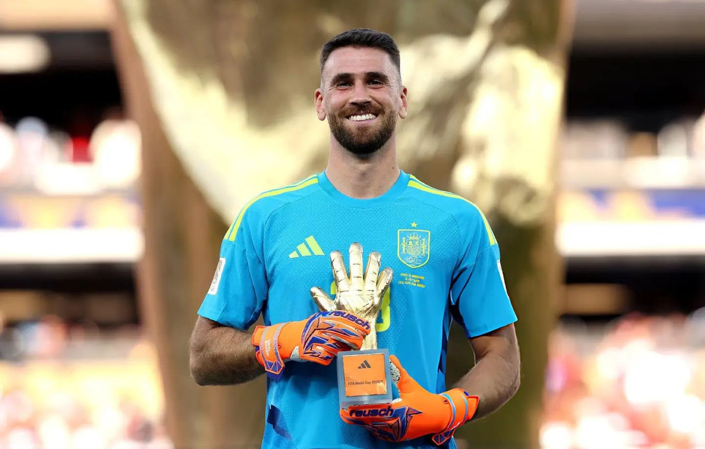 Unai Simón winning the Golden Glove